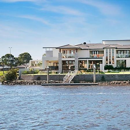 Riverfront Dream Hotel Gold Coast Exterior photo